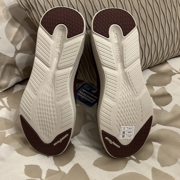 Skechers max cushioning lite breathe easy slip on burgundy NWT size 8 - Picture 4 of 6